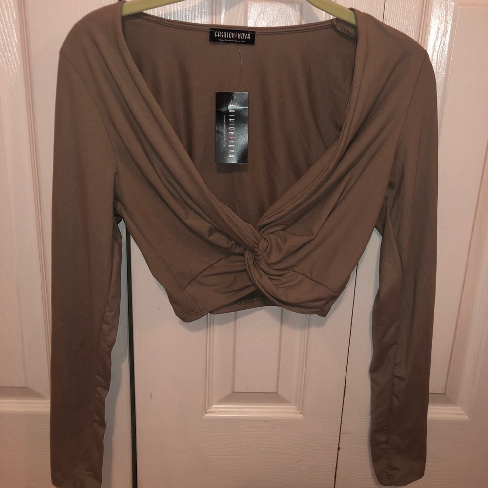 ‼️ ON SALE ‼️ Fashion Nova Twist Front Crop Top - Picture 4 of 5